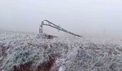 Tipi onlarca elektrik direğini yıktı, buzla kaplanan iletim hatları ekiplerce temizlendi
