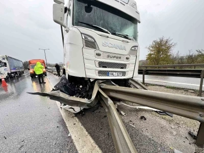 Tır bariyere saplandı
