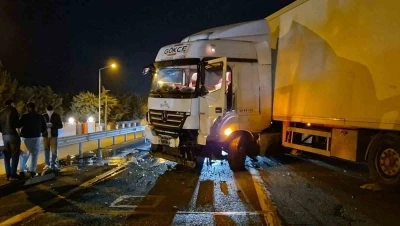 Tır bariyerlere çarptı, Tekirdağ-İstanbul yolu trafiğe kapandı
