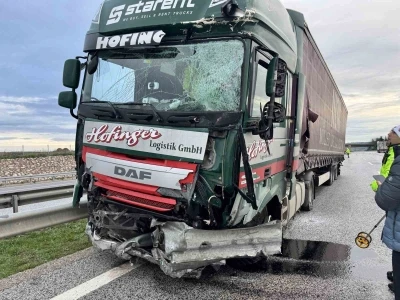 Tır bariyerleri kağıt gibi ezdi
