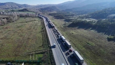 Tır devrildi, Kayseri-Sivas yolunda uzun ara&ccedil; kuyruğu oluştu
