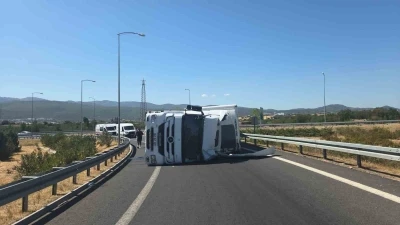 Tır devrildi; otoyol kavşağı kapandı
