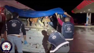 Tır dorsesinde branda altında saklanan 12 ka&ccedil;ak g&ouml;&ccedil;men yakalandı
