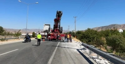 Tır evin bahçesine uçtu: Faciadan dönüldü

