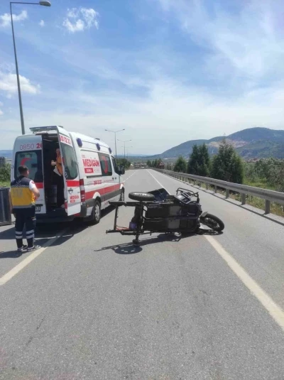Tır ile elektrikli motor &ccedil;arpıştı: 1 &ouml;l&uuml; 4 yaralı
