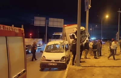 Tır ile hafif ticari araç çarpıştı: 2 yaralı
