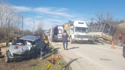 Tır ile kafa kafaya &ccedil;arpışan otomobilin s&uuml;r&uuml;c&uuml;s&uuml; hayatını kaybetti

