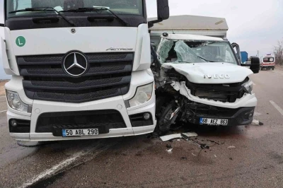 Tır ile kamyonet &ccedil;arpıştı: 2 yaralı
