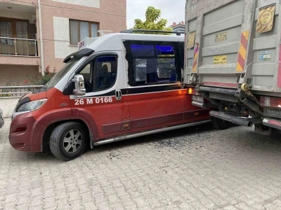 Tır ile minibüsün çarpıştığı kaza maddi hasarla atlatıldı
