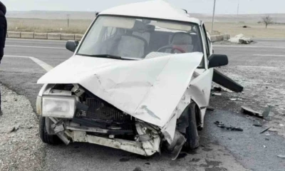 Tır ile otomobil &ccedil;arpıştı: 2&rsquo;si bebek 5 yaralı
