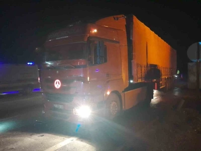 Tır ile ticari taksi &ccedil;arpıştı: 1 yaralı
