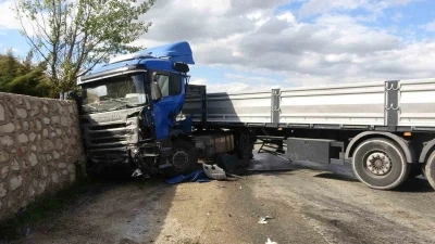 Tır istinat duvarına çarptı, kabinde sıkışan sürücüyü itfaiye kurtardı
