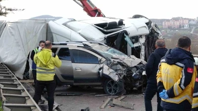 Tır karşı şeride ge&ccedil;ip ara&ccedil;lara daldı: 1 &ouml;l&uuml;, 3 yaralı
