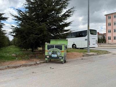 Tır motifli &ccedil;&ouml;p kutusu dikkat &ccedil;ekiyor
