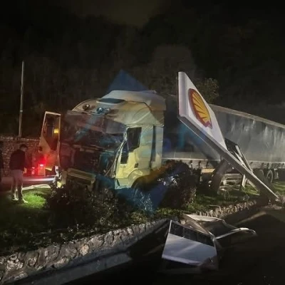 Tır önce yön tabelasına çarptı ardından akaryakıt istasyonuna girdi
