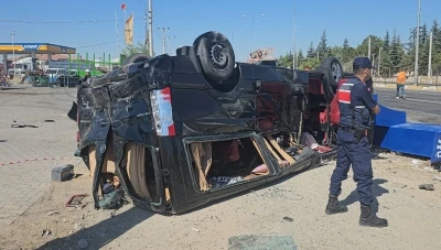 Tır, önünde seyreden 2 minibüse çarptı: 3 yaralı

