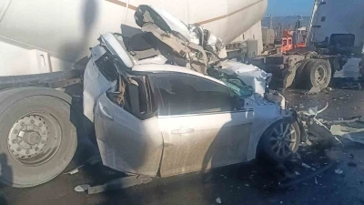 Tır otomobili ezdi, sürücü saniyelerle kurtuldu
