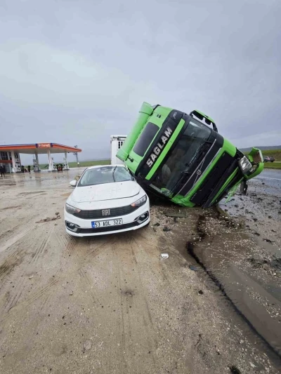 Tır otomobilin &uuml;st&uuml;ne devrildi
