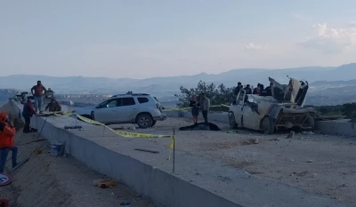 Tır rampaya &ccedil;arptı, fırlayan mermerler minib&uuml;s&uuml; par&ccedil;aladı: 1 &ouml;l&uuml;, 3 yaralı
