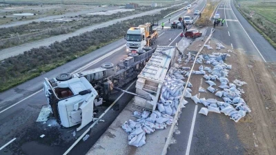 Tır ref&uuml;je devrildi, yardım etmek i&ccedil;in duran araca başka ara&ccedil; &ccedil;arptı: 6 yaralı
