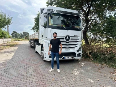 Tır şoförü ve eşi, evlatlarının cinsiyetini tırlarla düzenlenen partide öğrendi
