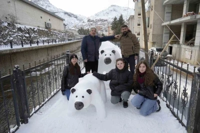 Tır şof&ouml;r&uuml;n&uuml;n kardan yaptığı anne ve yavru ayı ilgi odağı oldu
