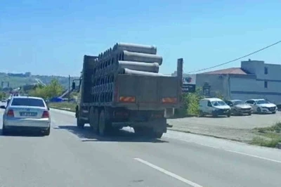 Tır &uuml;zerinde &ouml;nlem alınmadan taşınan beton borular tehlike oluşturdu
