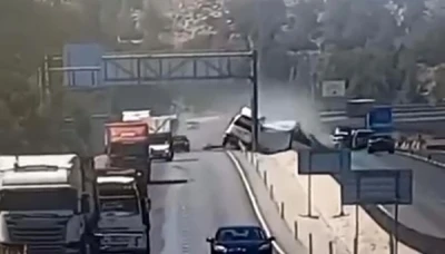 Tır ve dorsenin ayrılıp, yoldaki bariyeri yerinden koparan feci kaza kamerada
