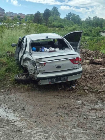 Tır virajı alamadı: Aynı aileden 5 kişi yaralandı
