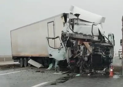 Tır yol kenarındaki tırın dorsesine çarptı: 1 yaralı
