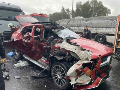 Tıra arkadan &ccedil;arpan l&uuml;ks otomobil hurdaya d&ouml;nd&uuml;: 2 yaralı
