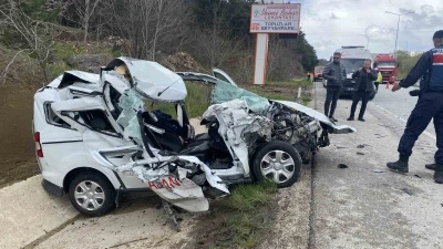 Tıra &ccedil;arpan hafif ticari ara&ccedil; hurda yığınına d&ouml;nd&uuml;: 2 yaralı
