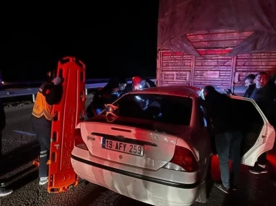 Tıra &ccedil;arpan otomobil hurdaya d&ouml;nd&uuml;: 1 &ouml;l&uuml;
