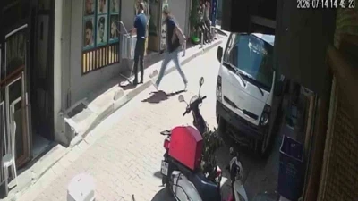 Tıraşını beğenmedi g&uuml;nler sonra berberini bı&ccedil;akladı, o anlar kamerada
