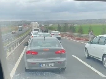 Tırda y&uuml;kl&uuml; olan profil demirler yola savruldu, arkadaki ara&ccedil; zarar g&ouml;rd&uuml;
