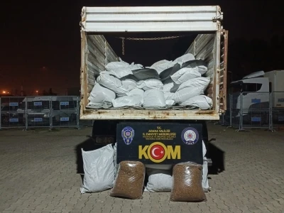 Tırdan 4 ton ka&ccedil;ak t&uuml;t&uuml;n ele ge&ccedil;irildi
