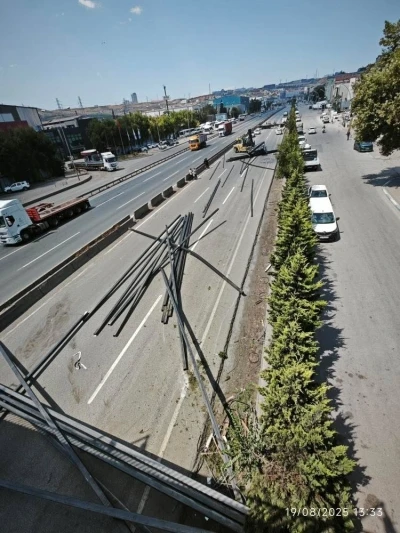 Tırdan dökülen demir profiller D-100 kara yolunda ulaşımı kapattı
