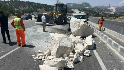 Tırdan düşen mermer bloğuna çarpan otomobilin sürücüsü yaralandı
