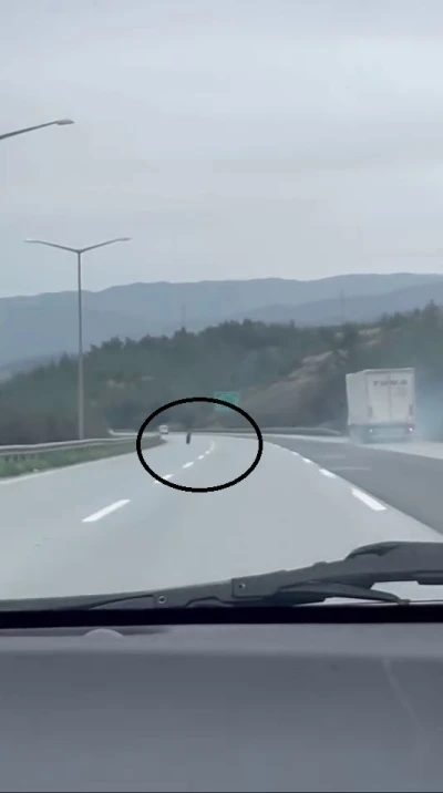 Tırdan fırlayan lastik otobanda y&uuml;zlerce metre ilerledi
