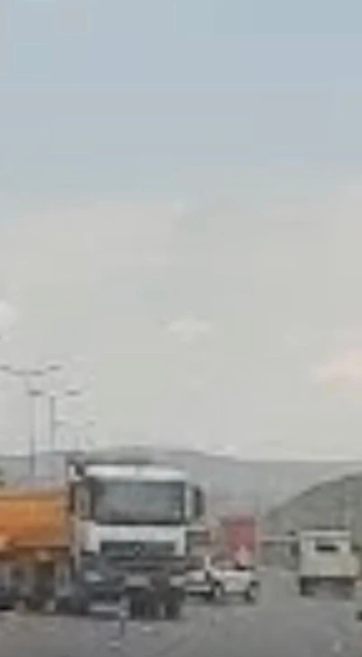 Tırdan tedirgin olan s&uuml;r&uuml;c&uuml; kontrol&uuml; kaybedip, şarampole yuvarlandı: 1 yaralı

