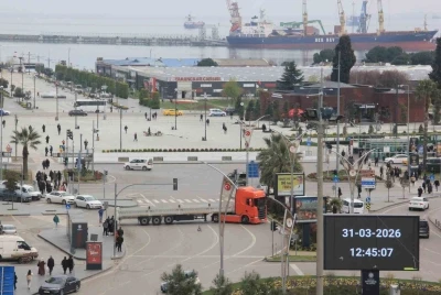 Tırdan trafiği tehlikeye d&uuml;ş&uuml;ren hareket

