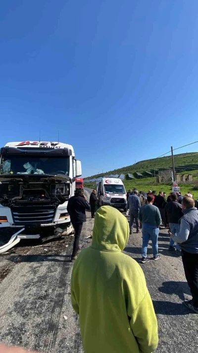 Tire&rsquo;de hatalı sollama yapan otomobil kamyona &ccedil;arptı
