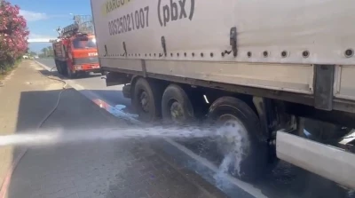 Tırın balatalarından &ccedil;ıkan dumana yangın t&uuml;p&uuml;yle m&uuml;dahale etti
