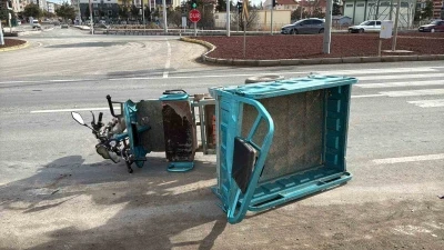 Tırın &ccedil;arptığı mopette bir kişi &ouml;ld&uuml;, 3 kişi yaralandı
