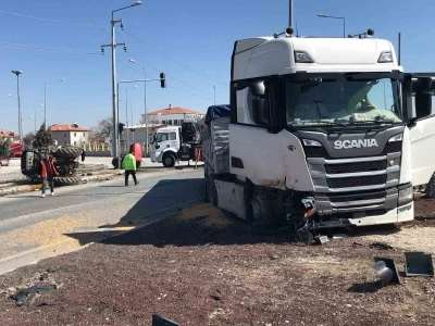 Tırın &ccedil;arptığı trakt&ouml;r ikiye b&ouml;l&uuml;nd&uuml;, s&uuml;r&uuml;c&uuml;s&uuml; yaralı kurtuldu
