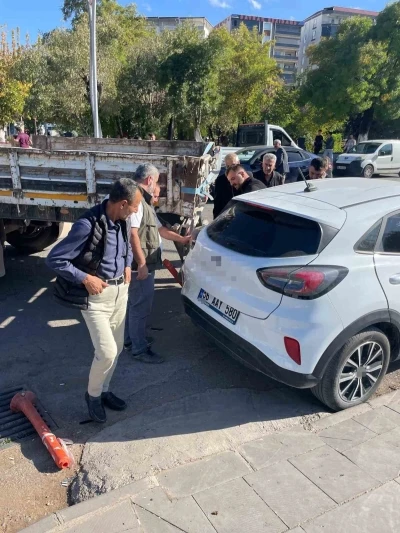 Tırın dorsesi otomobilin teker bölümüne takıldı
