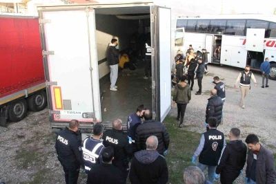 Tırın  dorsesinde 28 kaçak göçmen bulundu
