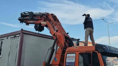 Tırın dorsesindeki konteynerden düşen işçi ağır yaralandı
