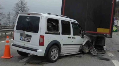 Tırın dorsesine &ccedil;arpan hafif ticari ara&ccedil; hurdaya d&ouml;nd&uuml;: 2 yaralı
