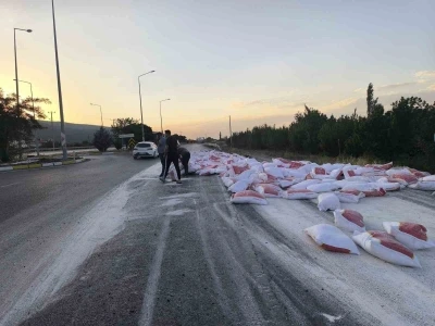 Tırın lastiği patladı un çuvalları yola savruldu
